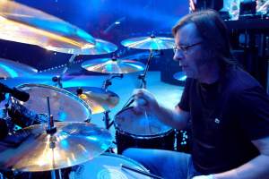 Bubeník AC/DC Phil Rudd se vrátil na pódium, s jeho domovskou kapelou to však nebylo