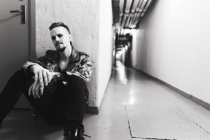 Erik Grönwall ohlašuje sólovku „Bad Bones“ a stylizuje se do role zlého chlapce…