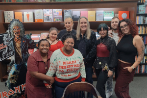 Nicko McBrain potěšil fanoušky a podepisoval knihu o historii IRON MAIDEN „Infinite Dreams“