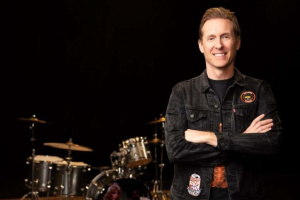 „Poprvé v životě jsem byl vyhozen.“ FOO FIGHTERS se rozloučili s bubeníkem Joshem Freesem.