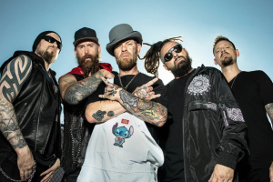 FIVE FINGER DEATH PUNCH na turné s METALLICOU nahradí kapela AGORA