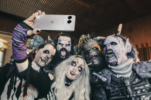  Není metal jako metal! LORDI v novém singlu oslavují lásku k tvrdé hudbě i kovovému telefonu