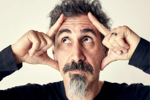 Serj Tankian upozorňuje na své nově vydané EP komorním klipem ke skladbě „Cartoon Buyer“