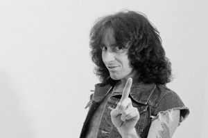Oslavy nedožitých 80. narozenin zpěváka AC/DC Bona Scotta začínají…