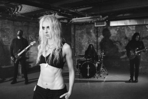 Polonahá Taylor Momsen v bahně znázorňuje v novém klipu THE PRETTY RECKLESS samotnou Smrt