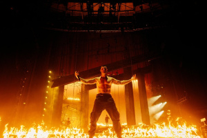 „Skočil jsem z pódia do lidí a nikdo mě nechytil,“ říká frontman PARKWAY DRIVE v řijnovém Sparku. Praha už se chystá na pořádný stage diving!