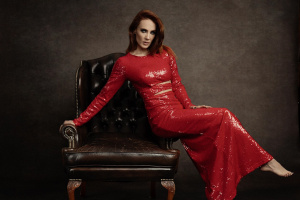 Zářijový Spark uvádí: Simone Simons a všechny její odstíny červené 