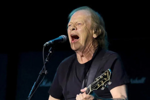 Kytarista AC/DC Stevie Young hospitalizován v Argentině