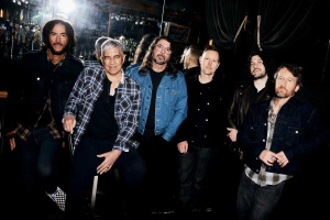 Dave Grohl se v novém singlu FOO FIGHTERS srovnává s pocitem viny… za to, že přežil