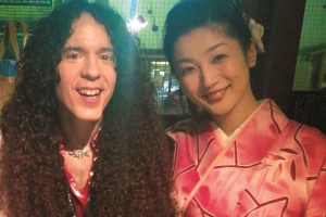 Knižní memoáry slavného kytaristy MEGADETH: Jak se Marty Friedman dvořil své choti