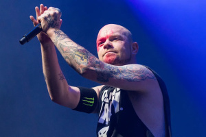 Ivan Moody z FIVE FINGER DEATH PUNCH na pódiu uklouzl a zlomil si žebro