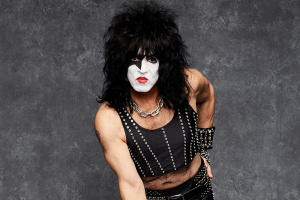 Paula Stanleyho má hrát ve filmu o KISS popová hvězda z chlapecké kapely…