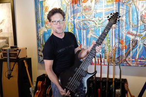 Bývalý basák METALLIKY Jason Newsted draží přes šedesát svých kytar