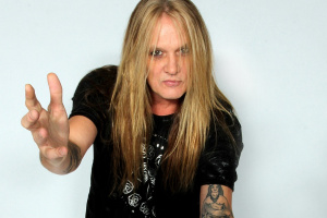 Sebastian Bach v novém klipu oslavuje mládí společně s Orianthi