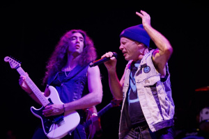 Srpnový Spark uvádí Chrise Declercqa: s Brucem Dickinsonem kolem světa