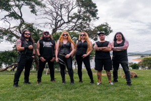 Prika Amaral (NERVOSA) vyráží s BLADES OF STEEL na noční jízdu