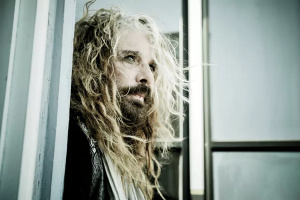 „Přestaňte kňourat a stěžovat si!“ John Corabi ohlašuje sólový debut.