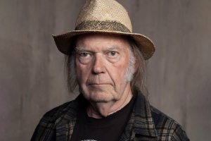 Neil Young vs Spotify – Veterán dal streamovací platformě ultimátum kvůli údajnému šíření dezinformací