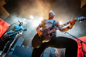 Tomu se říká hardcore! Kytarista BIOHAZARD Billy Graziadei si rozsekl hlavu přímo na pódiu