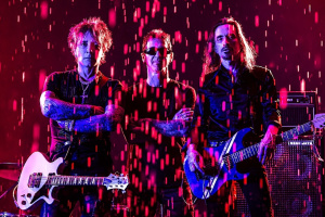 Billy Morrison se spojil se Sullym Ernou a Nunem Bettencourtem v singlu „Becoming“